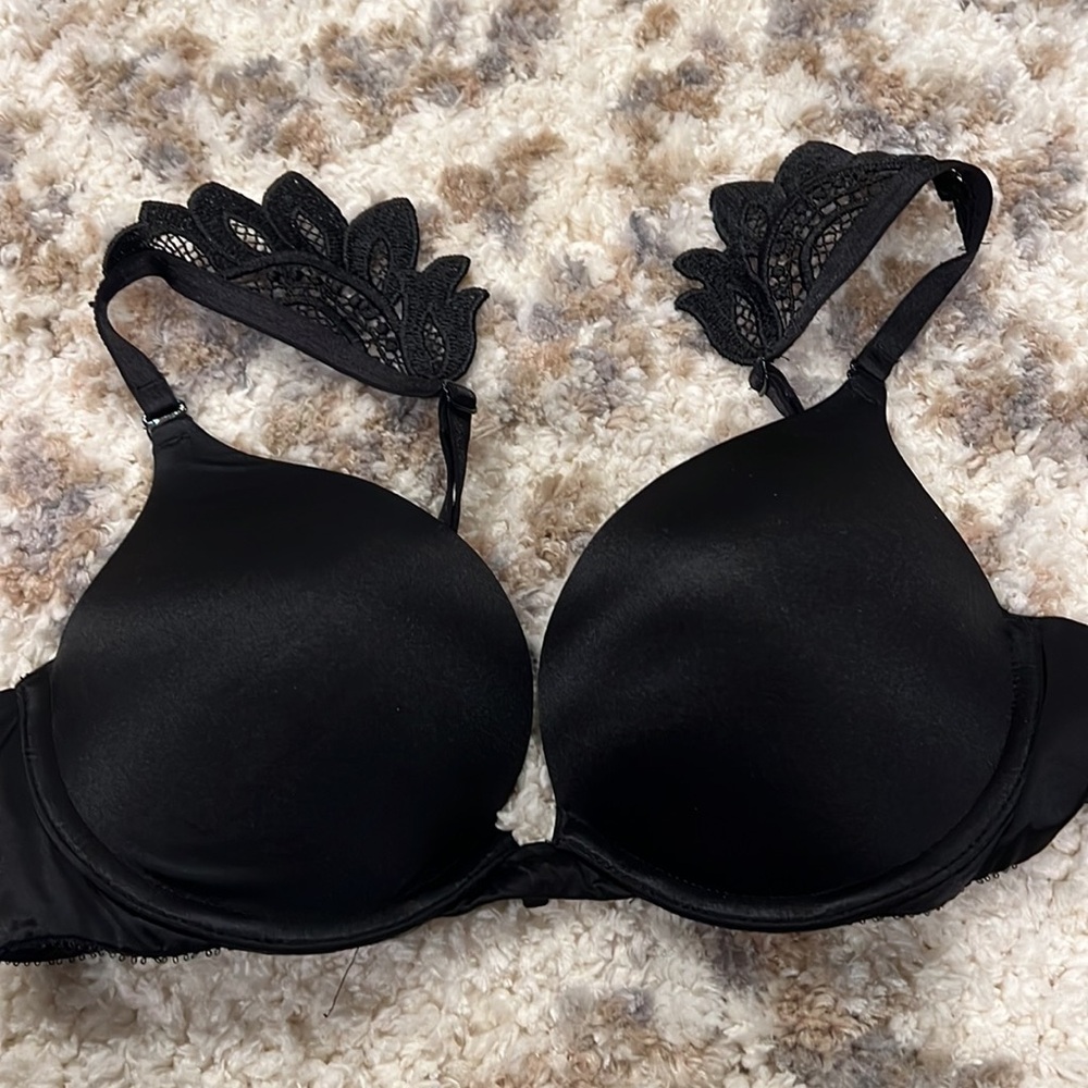 Victoria Secret fashion show very sexy push up bra with shoulder lace straps.
